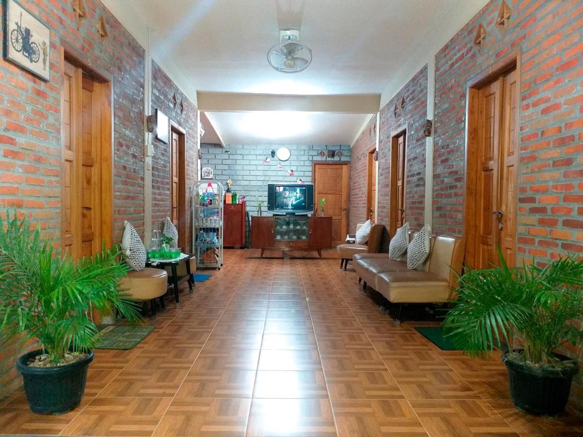 Ngampilan Backpacker Hostel ยอกยาการ์ตา ภายนอก รูปภาพ