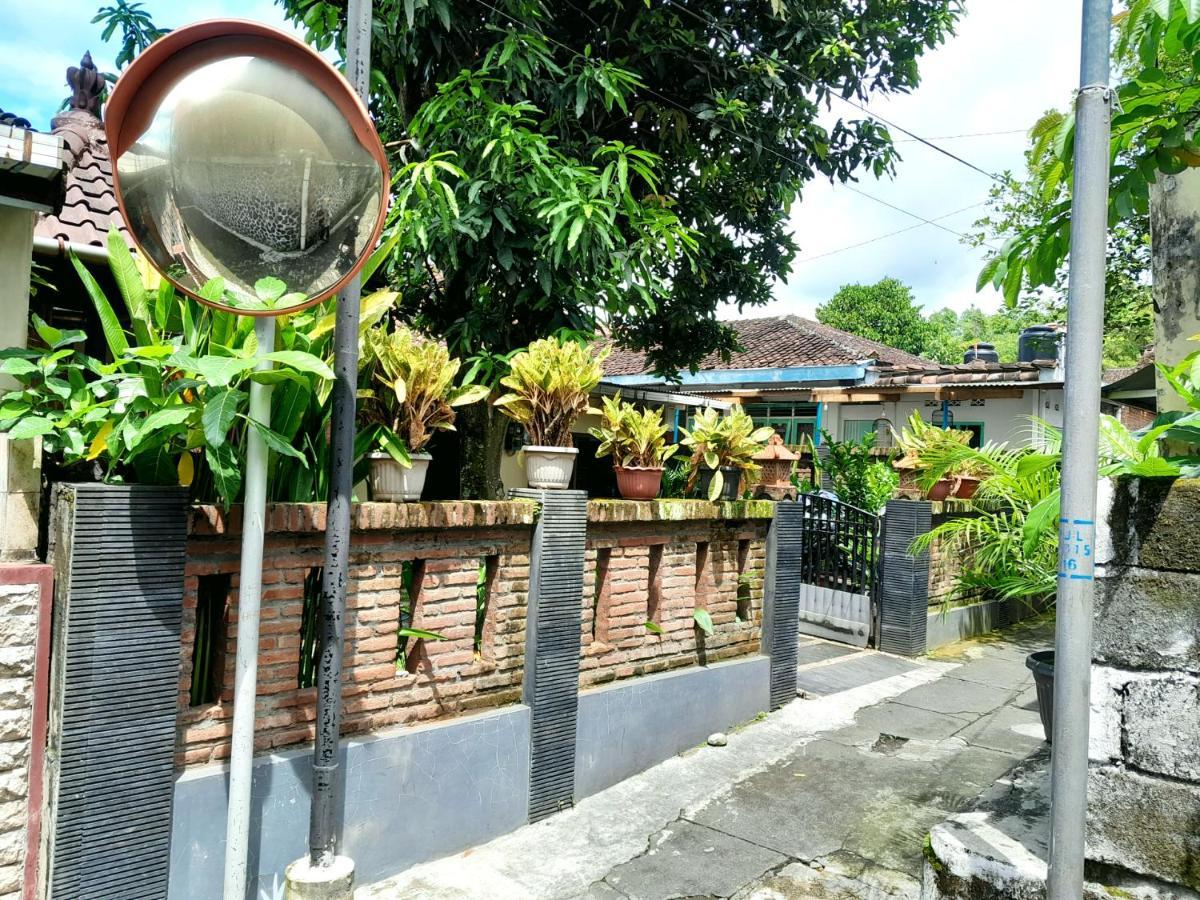 Ngampilan Backpacker Hostel ยอกยาการ์ตา ภายนอก รูปภาพ